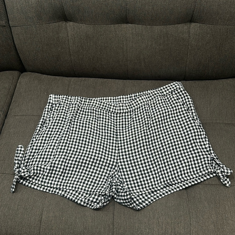 Old Navy women’s black-and-white gingham print shorts. Size XL.